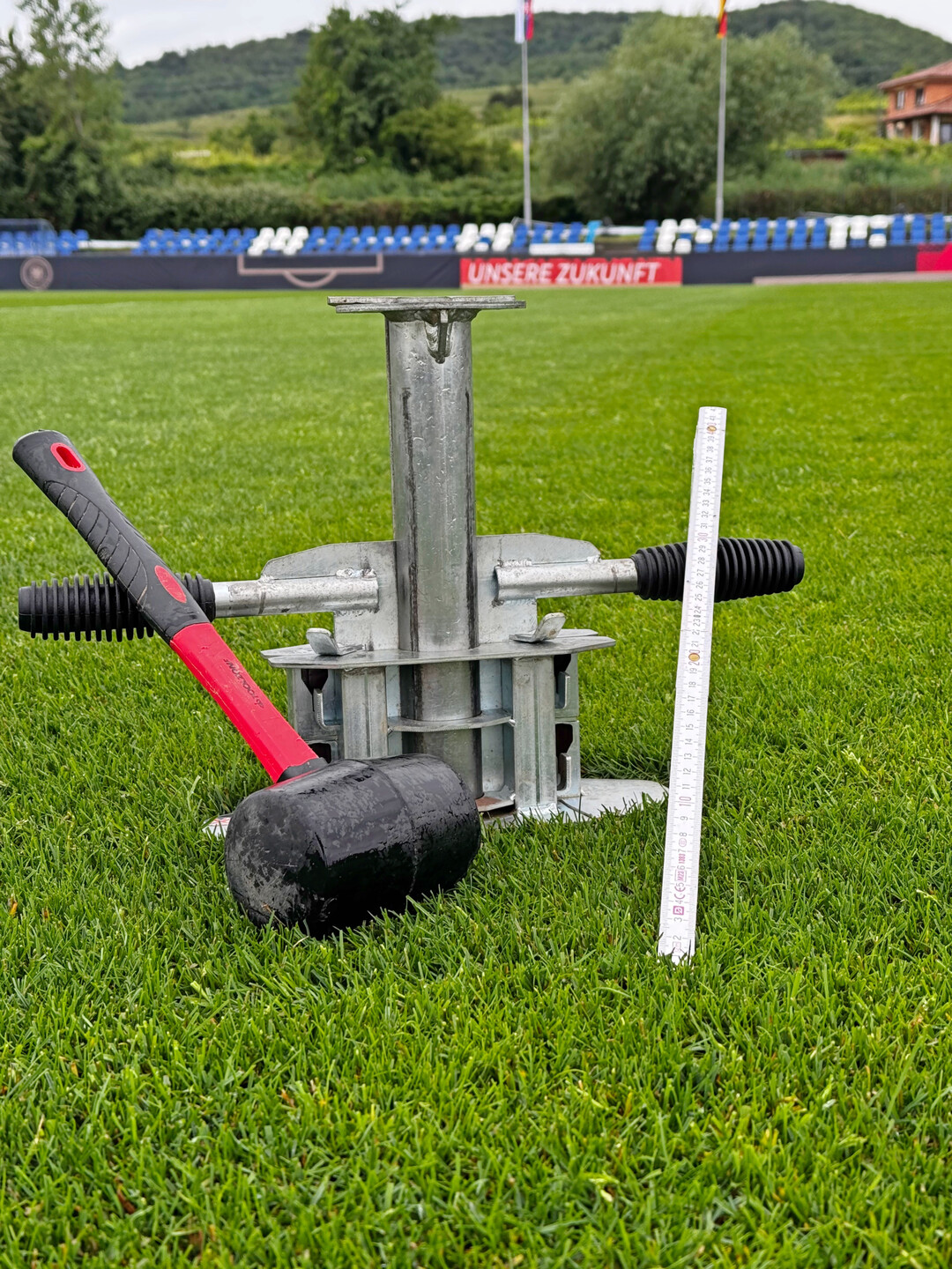 Anhand von Bodenproben lässt sich der Nährstoffbedarf des Rasens ermitteln. Doch auch ohne aufwendiges Equipment lässt sich die Rasenqualität vor allem mit regelmäßiger Pflege steigern und erhalten.