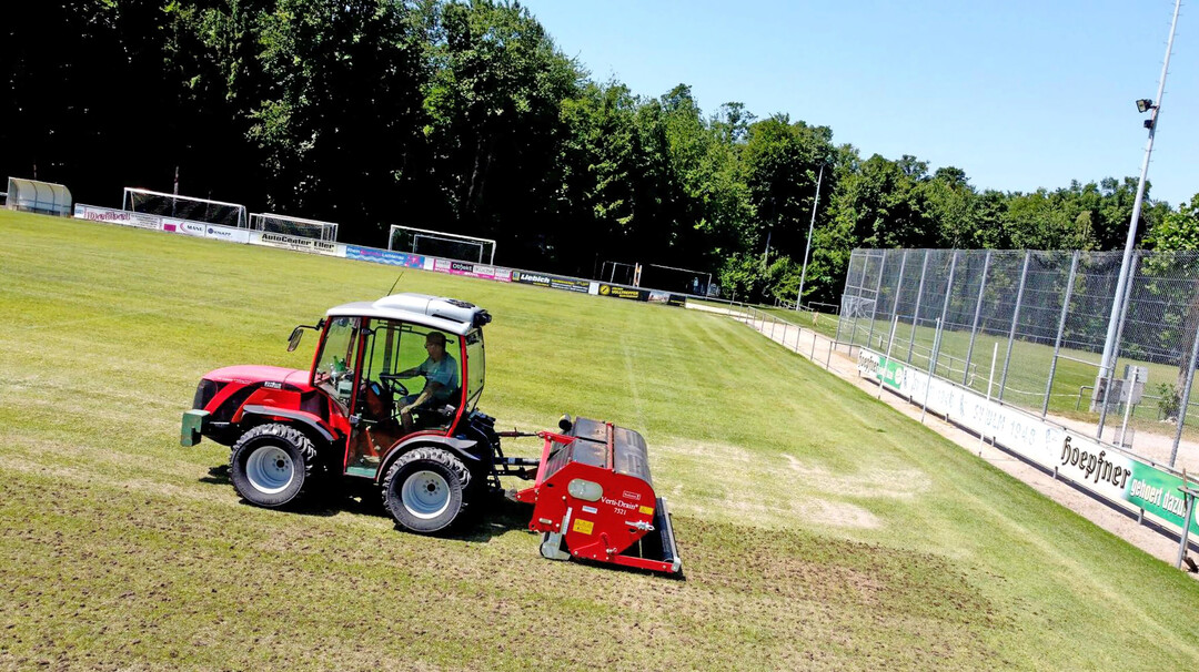 Aerifizieren des gesamtem Platzes und Tiefenlockerung mit 16-cm-Hohlspoons, Ausbringen und zweimaliges Einkehren von Greenground in der Problemzone 
