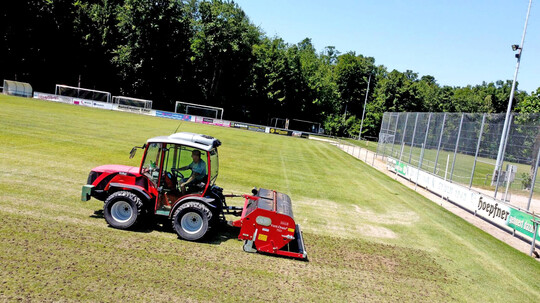 Aerifizieren des gesamtem Platzes und Tiefenlockerung mit 16-cm-Hohlspoons, Ausbringen und zweimaliges Einkehren von Greenground in der Problemzone 
