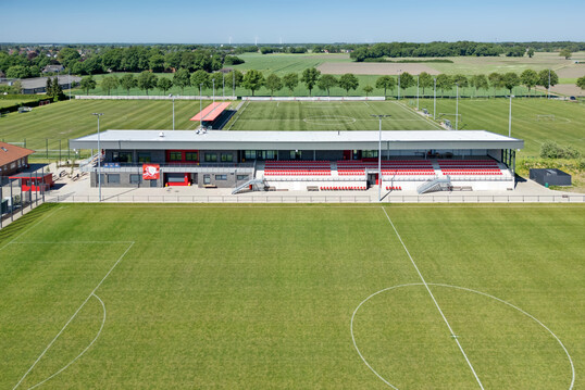 Das Funktionsgebude des VFL Oythe befindet sich im Zentrum des Areals und ermglicht eine gute Sicht auf die Sport- und Trainingspltze.