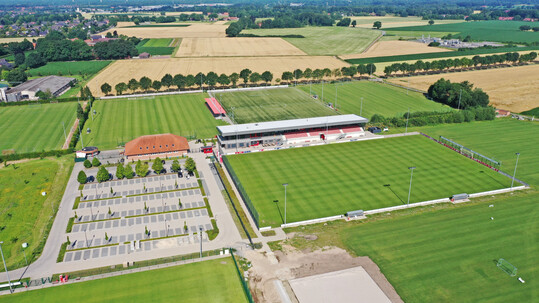 Das gesamte Niederschlagswasser des Gebudes und der Freiflchen wird beim VFL Oythe ber einen Regenwasserkanal erst einmal in ein Regenrckhaltebecken geleitet.