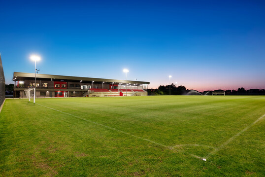 Alle Spielfelder des VFL Oythe sind mit LED-Flutlichtanlagen ausgestattet. Das maximiert die Spielzeiten, fordert allerdings auch den Rasen.
