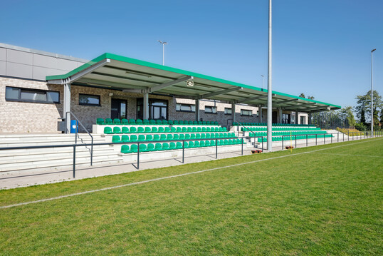 Von der neuen, berdachten Tribne des SFN Vechta haben die Gste einen optimalen Blick auf das Hauptspielfeld.