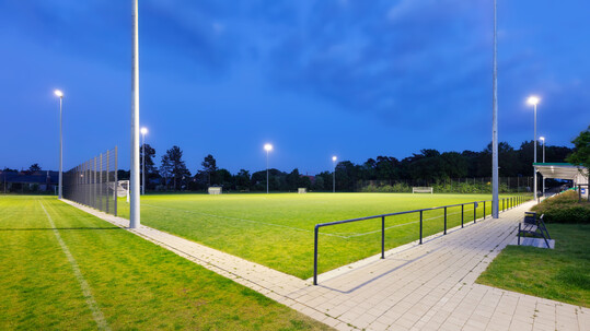Die Rasenpltze des SFN Vechta wurden in bodennaher Bauweise ohne Drnschicht konzipiert.