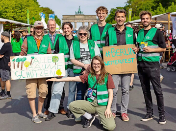 Freiwillige der Initiative BaumEntscheid vor dem Brandenburger Tor