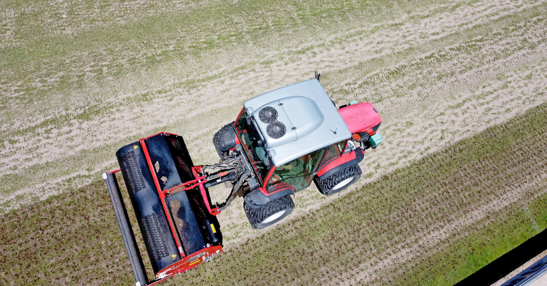 Aerifizieren des Platzes mit Hohlspoons 160 mm