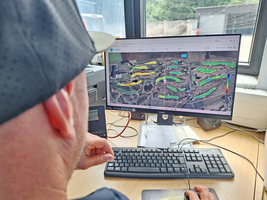 Die farbcodierte Karte zeigt die Bodenfeuchte auf dem Platz an. Diese Daten lassen sich in die Lynx-Steuerung integrieren.