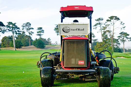 turfRad wird an den Mäher montiert, der Sensor misst während der Fahrt kontinuierlich die Feuchtigkeit im Boden.