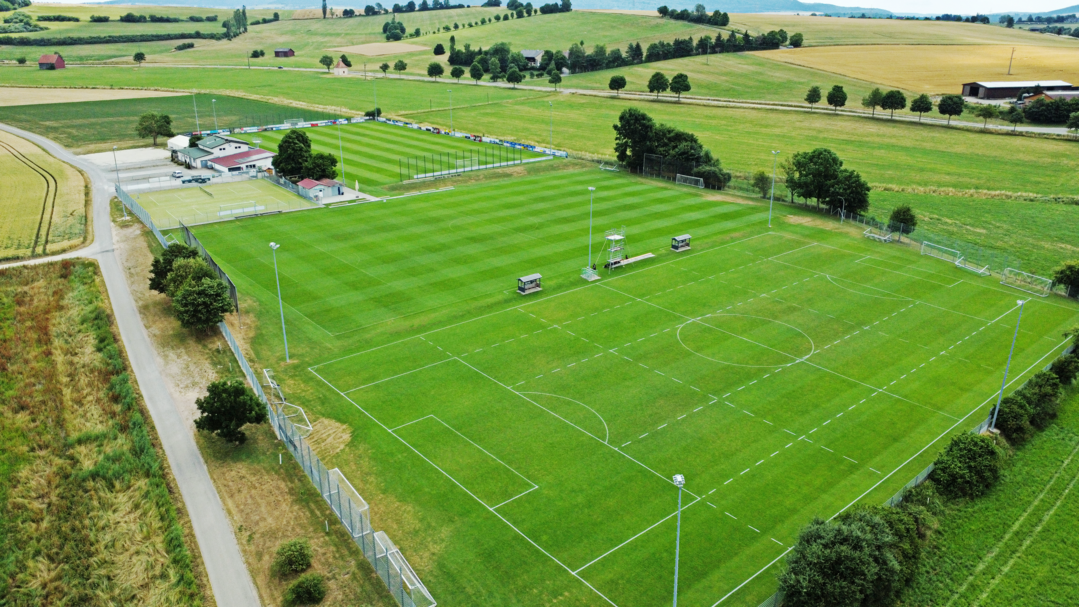 Das Greenkeeper-Team des Öschberghofs kümmert sich auch um die Sportplätze in der Umgebung.