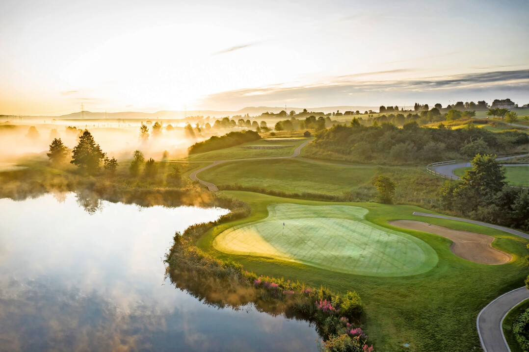 Vier Teiche sichern sieben Wochen lang die Bewässerung der Plätze, wenn der Regen mal ausbleibt.