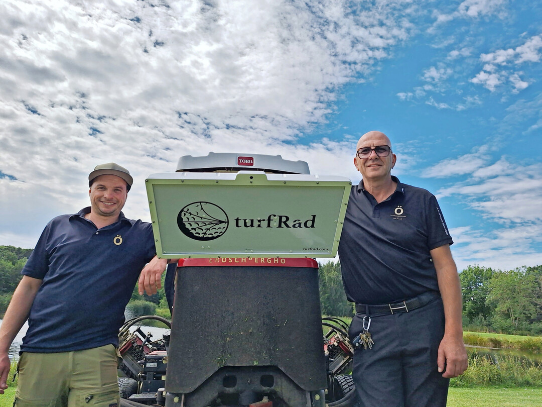 Andreas Keller (li.) und Course Manager Heiko Hildebrandt haben das Potenzial der Mikrowellen-Sensoren von turfRad sofort erkannt und es getestet.