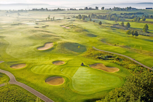 Da das Gelände nicht bepflanzt werden durfte, wurde der „East Course“ als Linkskurs angelegt.