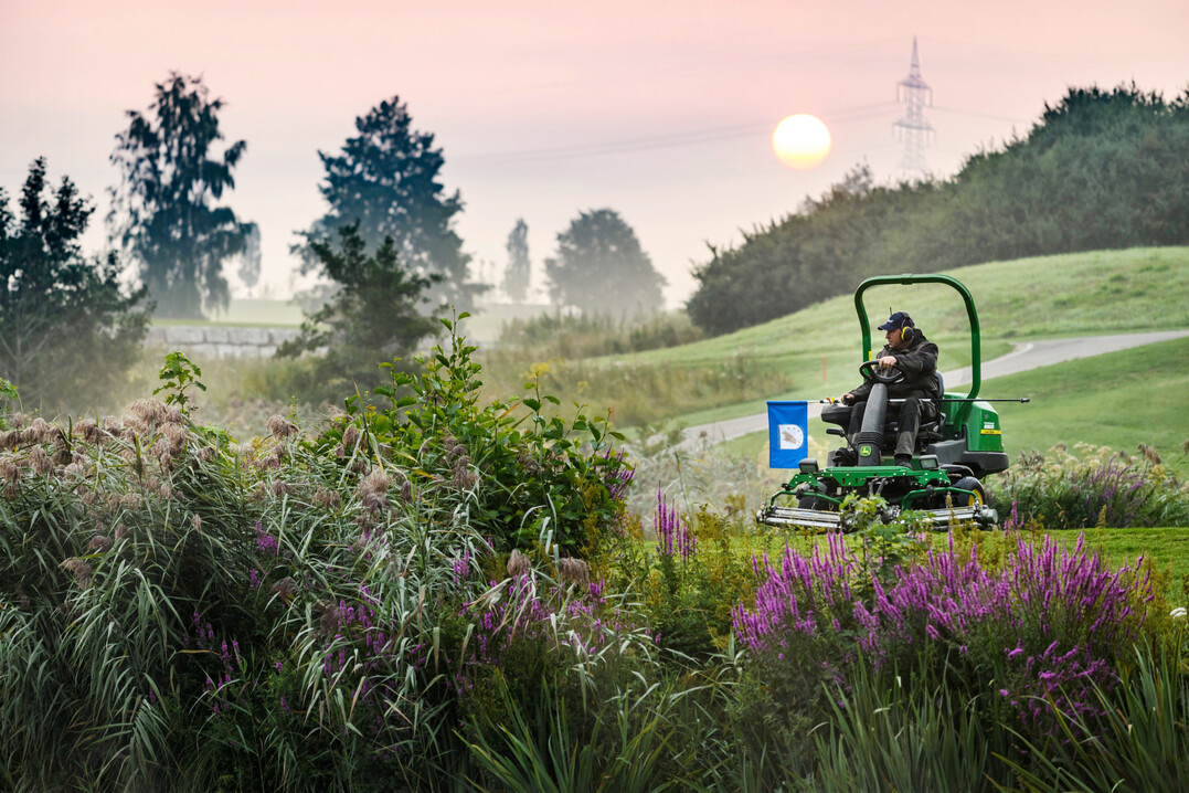 Tägliche Pflegeroutine auf dem Öschberghof: Grüns mähen und bügeln und die Fairways schneiden