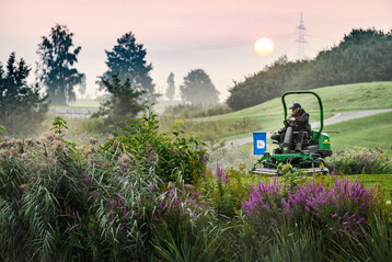Tägliche Pflegeroutine auf dem Öschberghof: Grüns mähen und bügeln und die Fairways schneiden