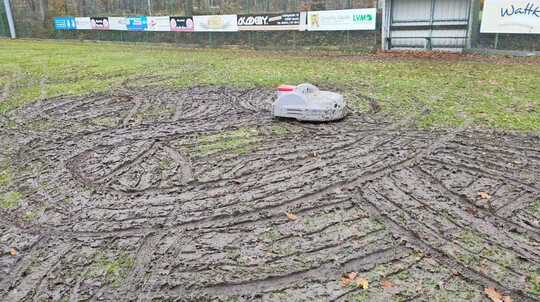 Der ruinierte Platz in Egels-Popens, einem Ortsteil von Aurich