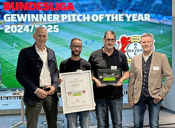 V. l.: Ansgar Schwenken (DFL-Direktor Spielbetrieb & Fans sowie Mitglied der DFL-Expertenkommission), Remzi Celebi und Georg Schmitz (beide TecArenaPlus, technischer Dienstleister von Bayer 04 Leverkusen), Dr. Harald Nonn (DFL-Fachjury)