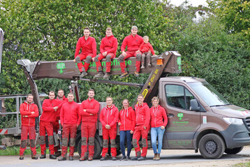 Junges Team mit moderner Maschinenausstattung