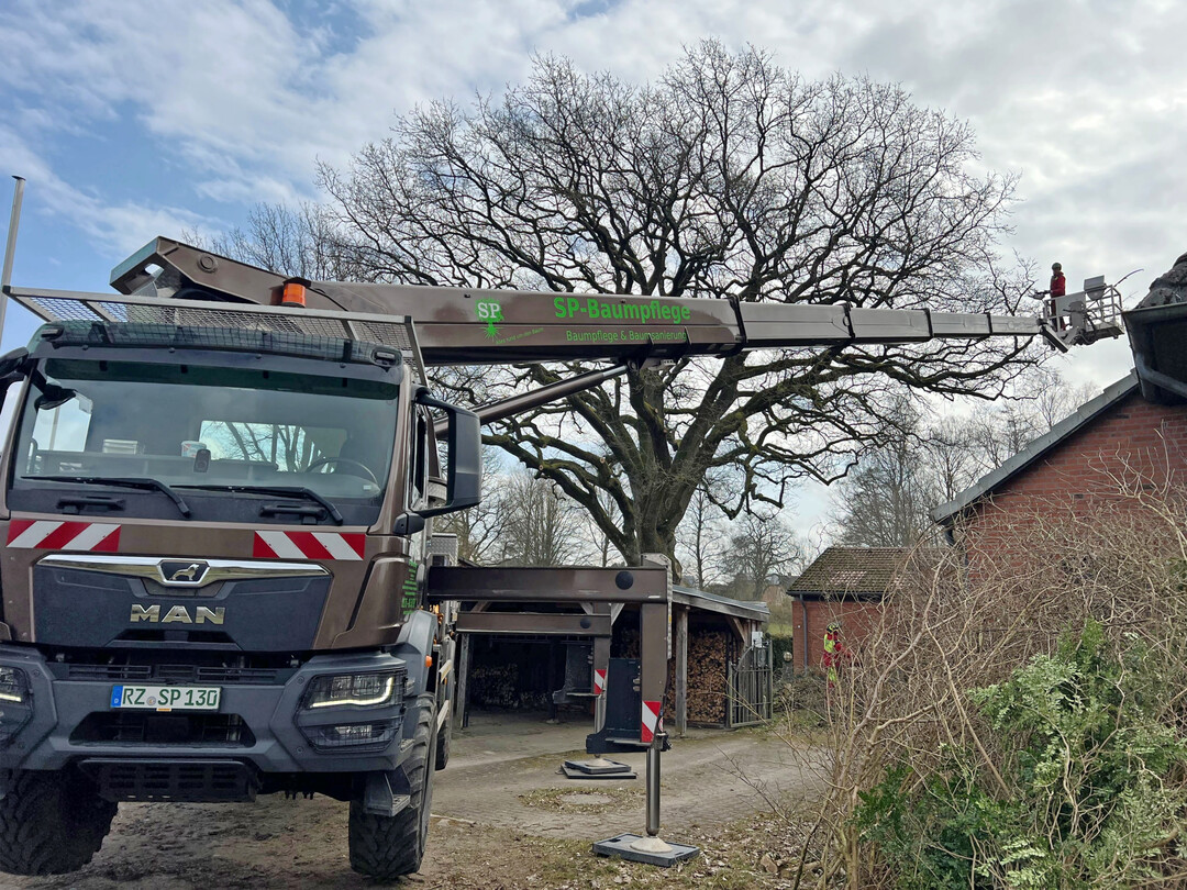 Mit einer seitlichen Reichweite von 31,5 m ist es mit der Hubarbeitsb�hne sogar m�glich, �ber einen anderen Garten hinweg zu arbeiten.