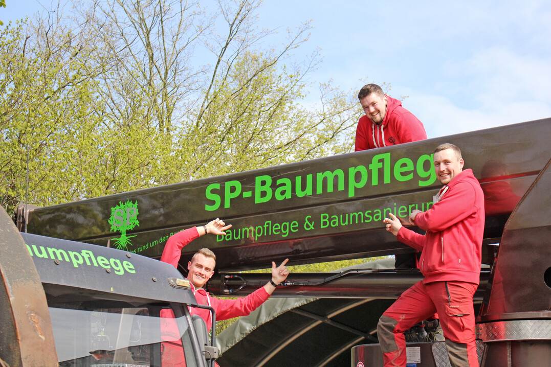 Die Mitarbeiter von SP-Baumpflege erkennt man nicht nur an den Firmenfahrzeugen, sondern auch an der guten Laune.