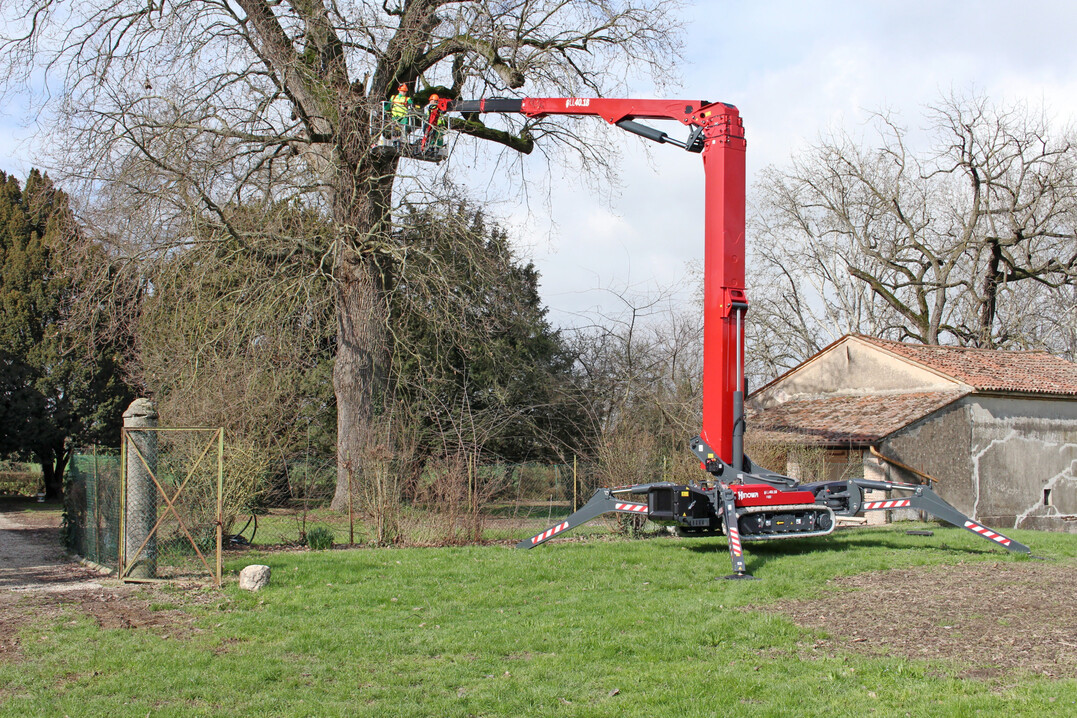 Jede Menge Arbeitshhe, Reichweite und Bewegungsfreiheit im Arbeitskorb bietet die in drei Antriebsvarianten verfgbare Hinowa Lightlift 40.18.