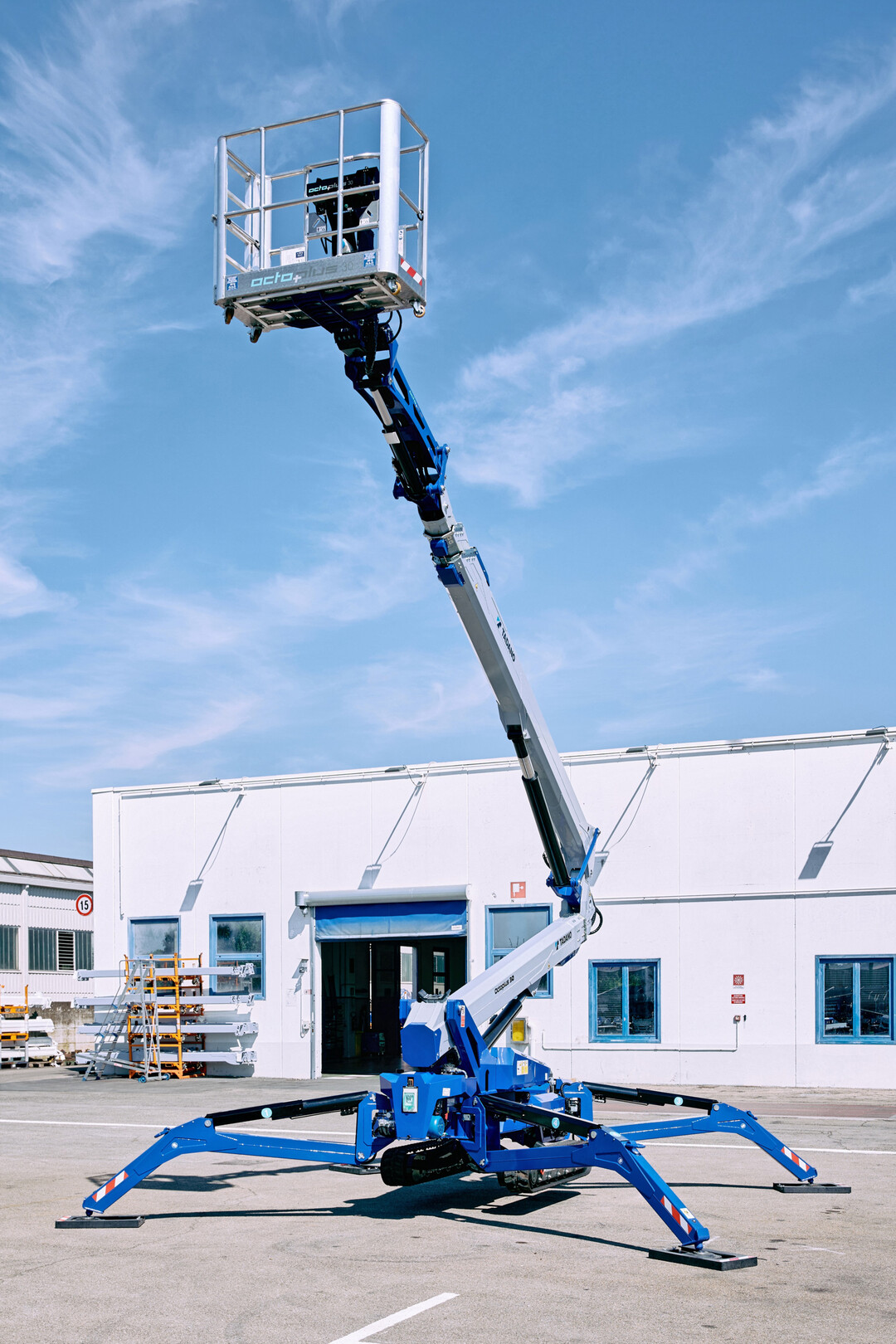 Einmal aus den kompakten Transportabmessungen herausgeholt, bietet die Octoplus 30 von Tadano erstaunliche Arbeitshhe und Reichweite.