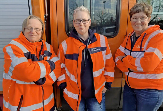 Claudia Feldhaar, Bianca Kläsener und Cora Hölzer sind seit 40 Jahren im Einsatz auf der Autobahn. Sie waren die ersten Straßenwärterinnen in Nordrhein-Westfalen.