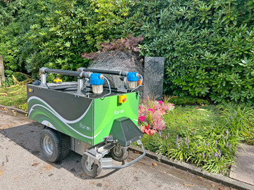 Ein Gießroboter sorgt für effiziente und ressourcenschonende Bewässerung auf dem Friedhof.