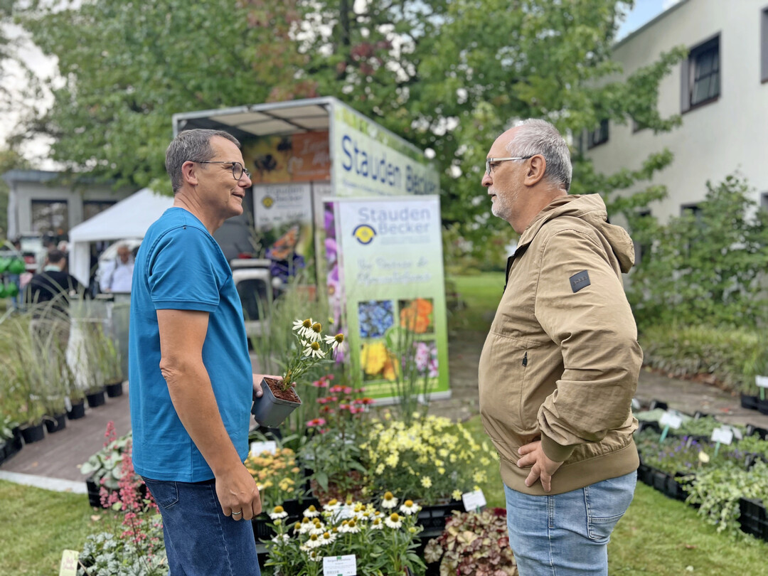 Staudengärtner Martin Becker präsentierte klimaresiliente Bodendecker für den Friedhof.