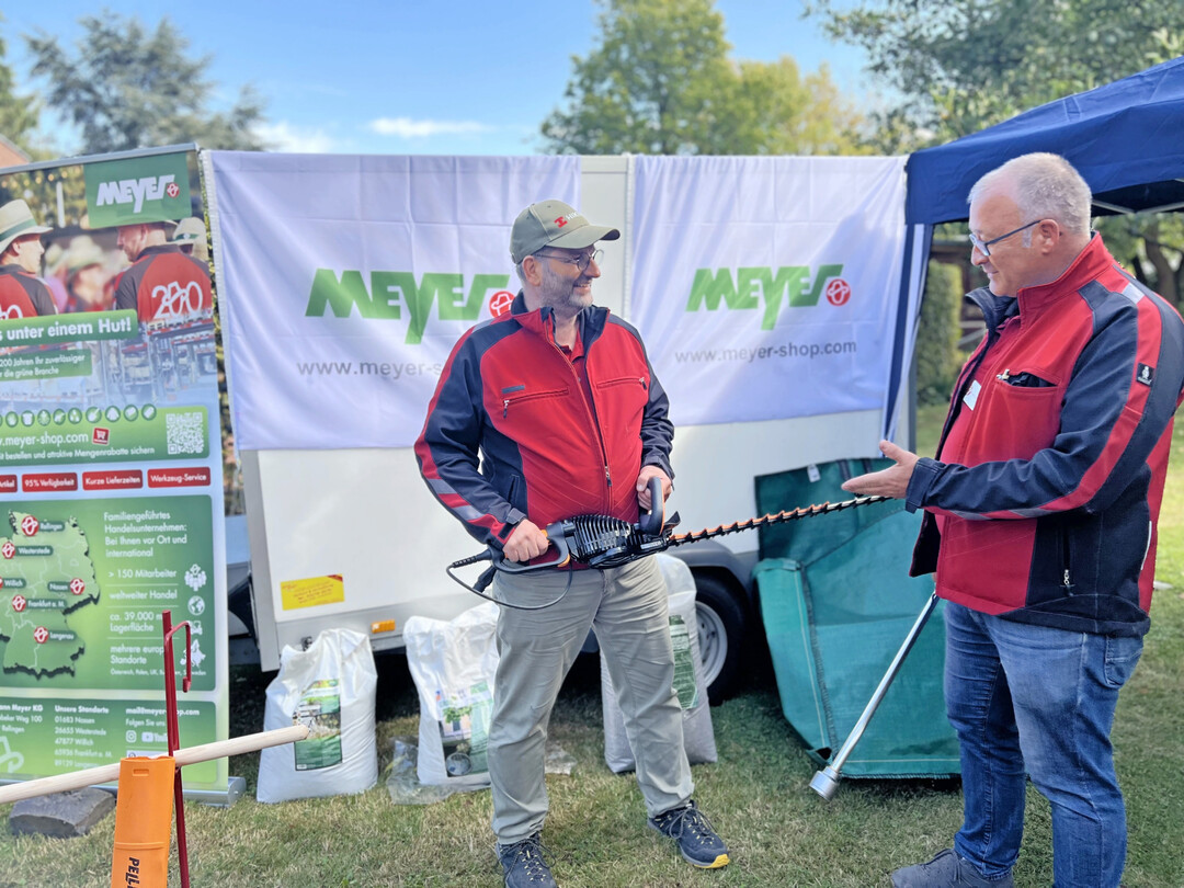Dirk Schauff (links) stellte Arbeitsgeräte von der Firma Meyer vor.