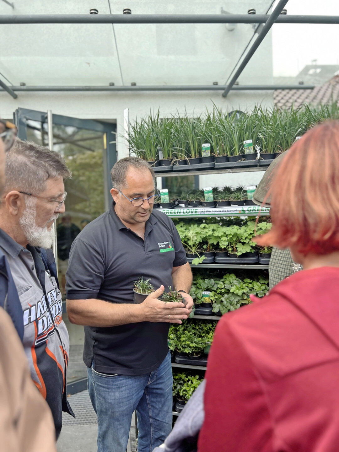 Michael Peters von der Baumschule Peters beriet Besucher zu passenden Gehölzen für die Grabgestaltung.