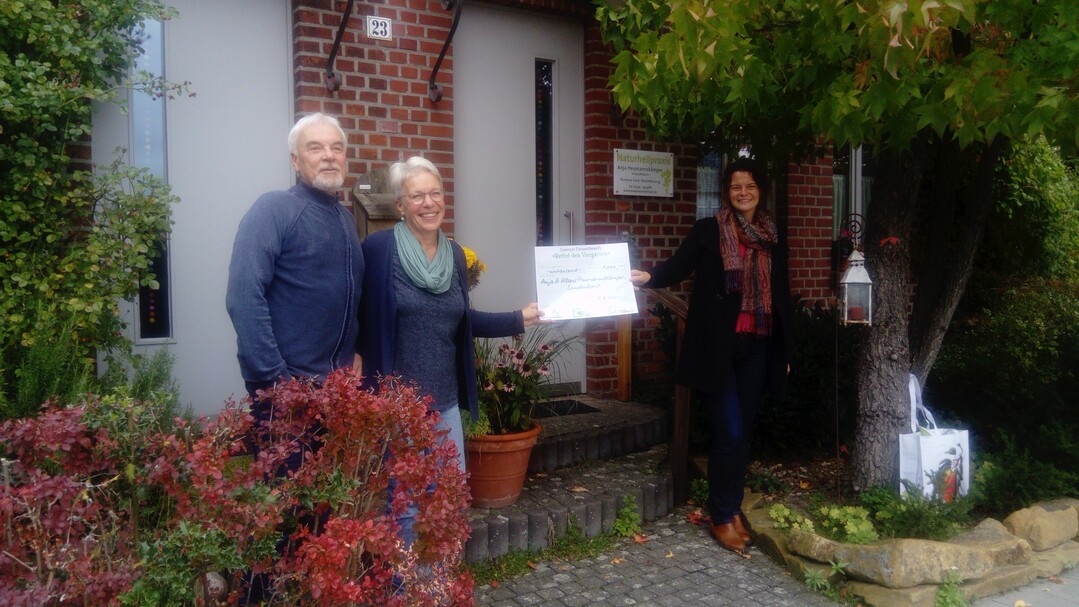 Miriam Schwenker (r., Landesverband der Gartenbauvereine NRW) besuchte das Ehepaar Heumannskmper in ihrem Vorgarten in Sendenhorst, um ihnen ihren Gewinn zu berreichen.