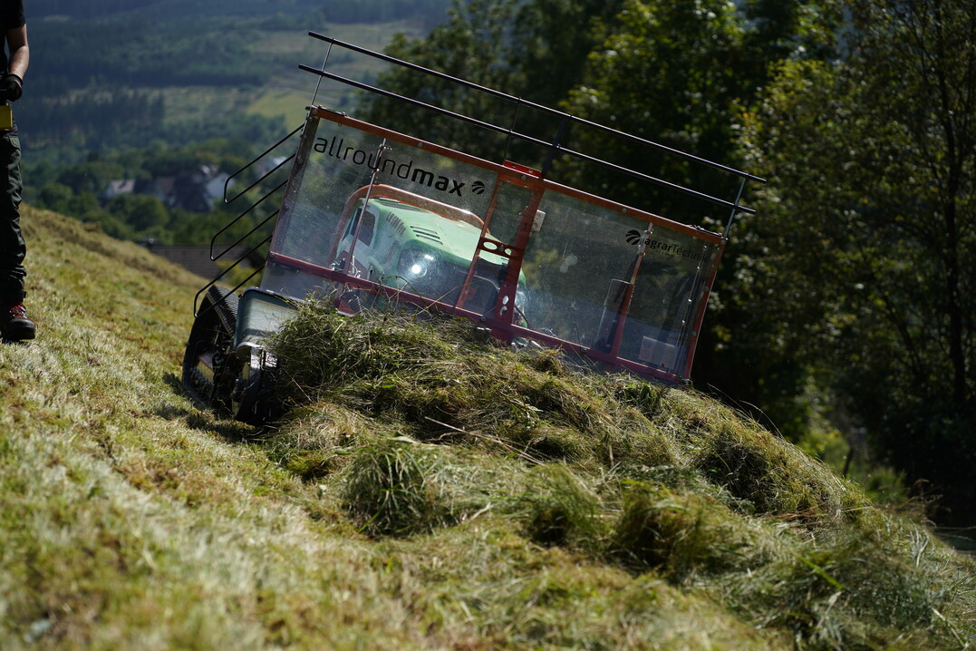 Im zweiten Schritt wird das Mhgut mit dem integrierten Querfrderband des Pick-Up-Schwaders in einer Schwad abgelegt.