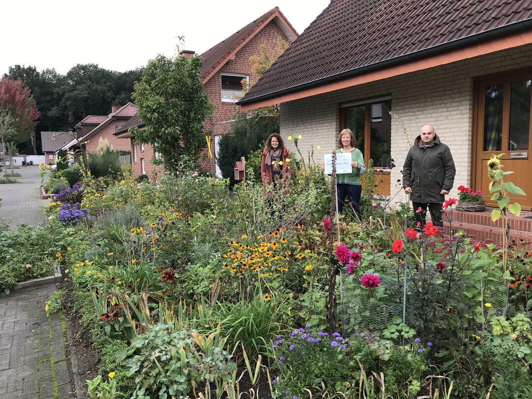 Gewinnerin Mechtild Schrder (m.) erhielt ihren Scheck im Wert von 1000  von Marco Weitz (VGL NRW) und Miriam Schwenker (Landesverband der Gartenbauvereine NRW).