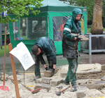 Bei der Bauaufgabe in der Endrunde des landschaftsgärtnerischen
Nachwuchswettbewerbs im Westfalenpark Dortmund erschwerte anhaltender heftiger Regen den Bau der Trockenmauern.