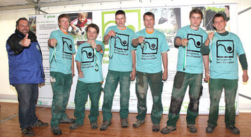 Die Sieger aus dem NRW-GaLabau-Cup 2012 sind die Auszubildenden Philipp Wolf (Mitte) und Johannes Dicke (3. v. r.) . Fr sie gab es neben einem 
Wanderpokal auch Medaillen. Diese auch fr Marcel Skorubski (3. v. l.) 
und Maurice Wirtz (2. v. l.) fr den zweiten Platz sowie die 
Bronze-Platzierten Philipp Bnte (2. v. r.) und Fabian Skalski (r.). 
Ferner berreichte Markus Schwarz (l.), Vorsitzender des 
Ausbildungsausschusses des GaLaBau NRW, Geldprmien fr alle drei Teams. 

