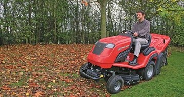 Die Pick-Up-Borsten der ECHOTRAK Rasenpflegemaschine nehmen nicht nur Rasenschnitt, sondern auch Laub auf.