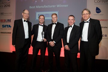 Der AOA Award wird an die Vertreter der ASH-Group vergeben