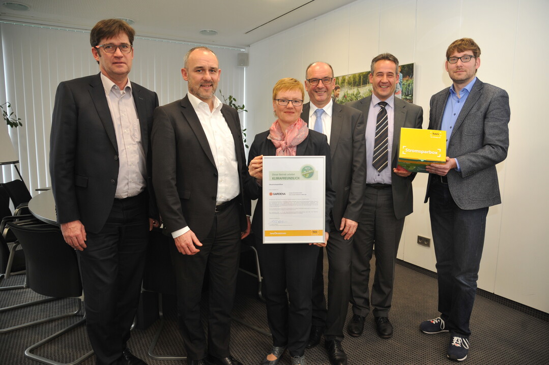Gardena-Geschäftsführer Wolfgang Engelhardt, Gardena-Finanzgeschäftsführer Joachim Müller, Einkäuferin Karin Röltgen, TWS-Geschäftsführer Dr. Andreas Thiel-Böhm, Jürgen Henninger, TWS-Vertrieb Sonderkunden, und Gardena-Facility Manager Jochen Pock bei der Übergabe der Zertifizierungsurkunde. (v.l.n.r.)
