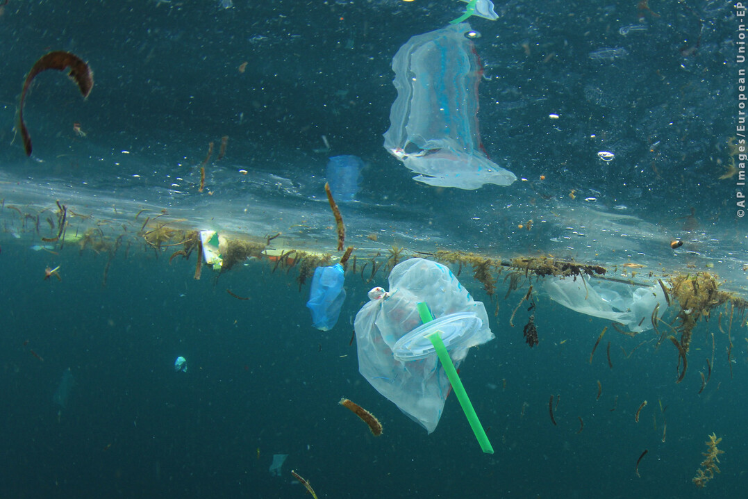 Mit dem Verbot soll die Verunreinigung der Meere durch Plastik gestoppt werden. Aber auch die Städte werden profitieren.