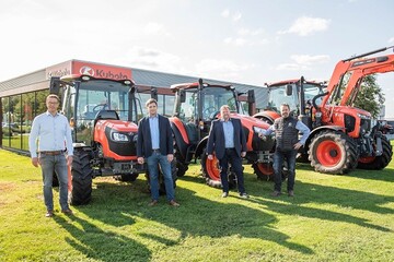 Freuen sich auf die zuknftige Zusammenarbeit: Ralf-Peter Matthies, Geschftsfhrer Gartenland GmbH, David Schulze Hillert,
Geschftsfhrer Gartenland GmbH, Olaf Burdewick-Steffens, Geschftsfhrer Burdewick GmbH und Ren Zuidema, Gebietsleiter
Gartenland GmbH fr den Elbe-Weser-Raum