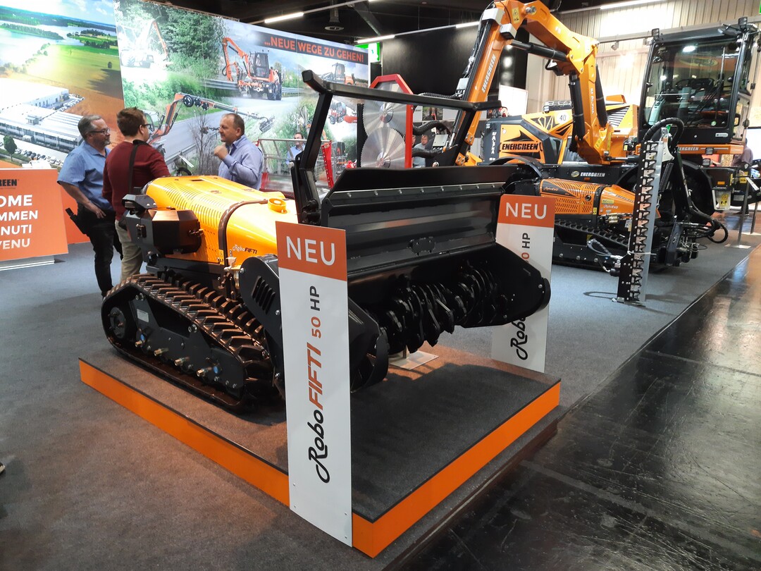 RoboFIFTI gibt sein Debt auf der GaLaBau Messe
