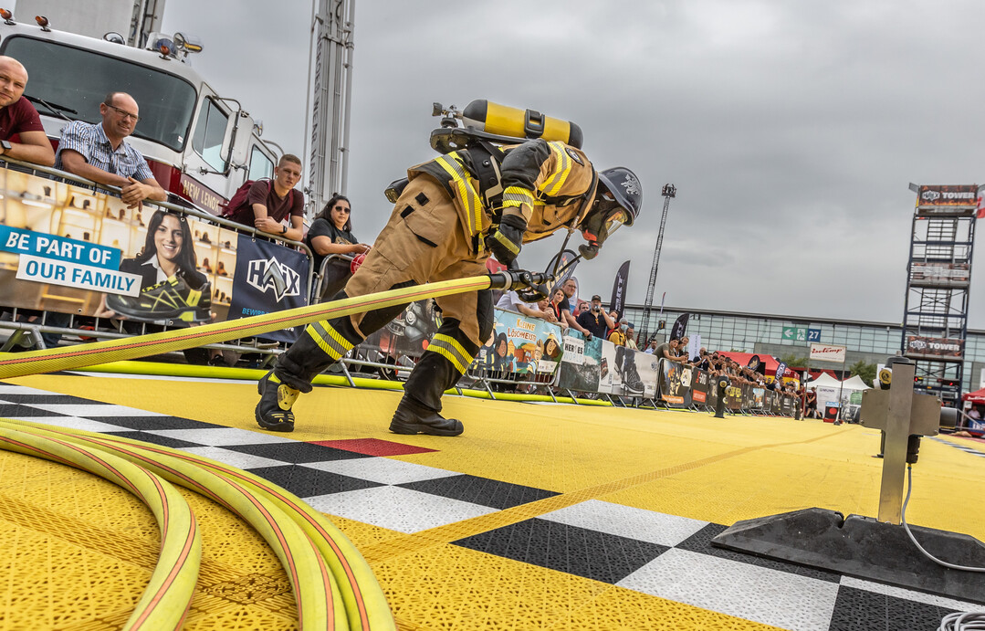 Actiongeladene Wettkämpfe bei der „FireFit“: Top-Athletinnen und -Athleten aus Feuerwehren aus ganz Europa gehen am 6. und 7. Mai beim HAIX HERO FEST in Mainburg zusammen mit Feuerwehrleuten aus Bayern an den Start