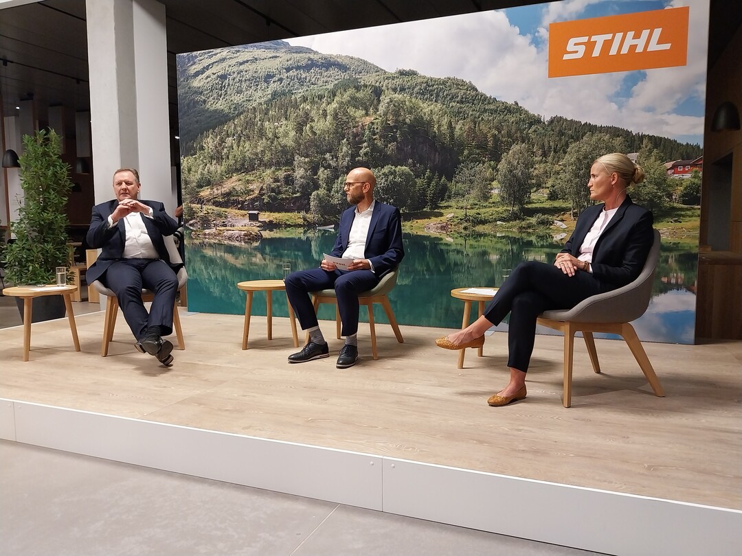 Links Stihl-Chef Michael Traub, rechts Vertriebschefin Sarah Gewert