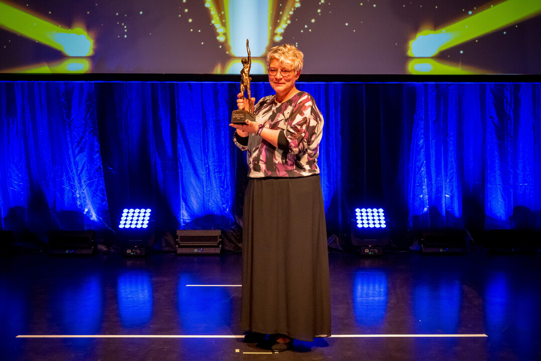 Sonja Koopmann von bema GmbH Maschinenfabrik mit der Preisträgerstatue
