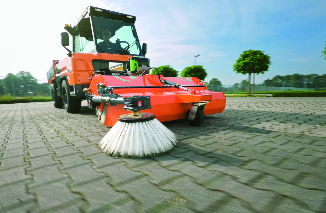 Die neue elektrisch angetriebene Kehrmaschine bema Sweezy 580 Dual E