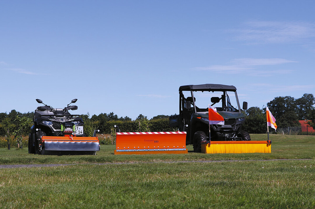 QuadLine - neue Produktlinie mit E-Kehrmaschine, Schneeschild und Schiebebesen - optimiert für den Anbau an Quads, ATVs und UTVs
