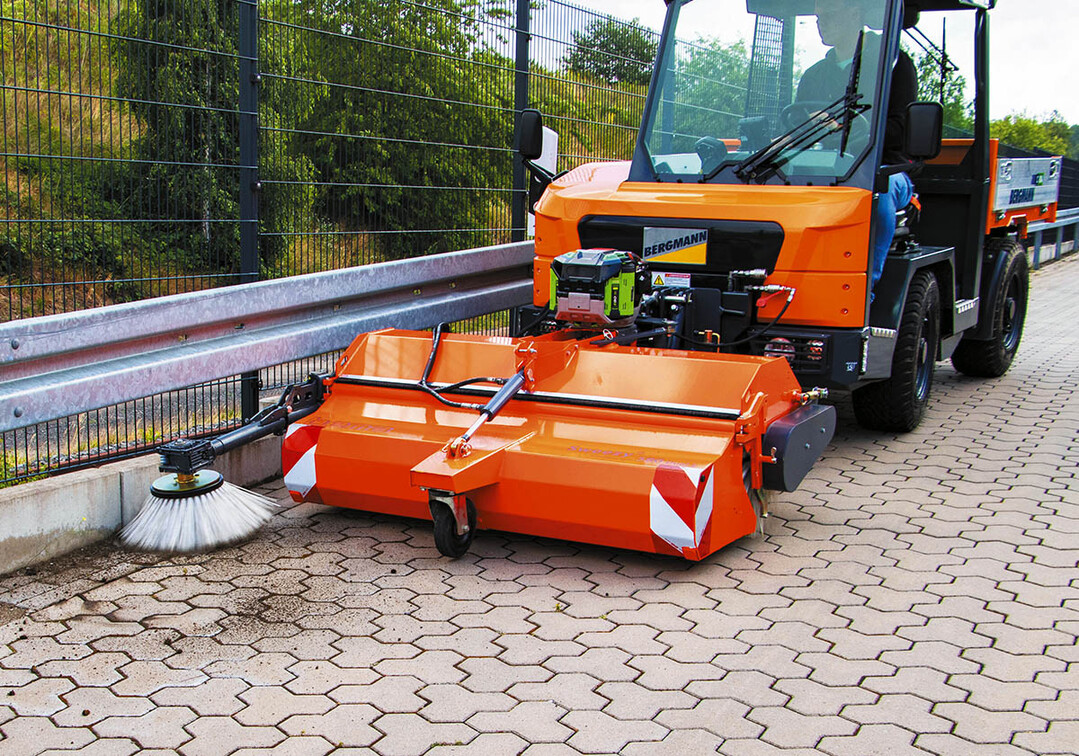Weltneuheit - die bema Sweezy 580 Dual E ist die erste Anbaukehrmaschine mit direktem elektrischem Antrieb fr Hauptkehrwalze und Seitenkehrbesen