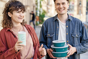 Je mehr Anbieter Speisen und Getr�nke in Mehrwegverpackungen anbieten, desto mehr wird es genutzt und desto weniger Kaffeebecher und Imbissschalen landen in der Umwelt.