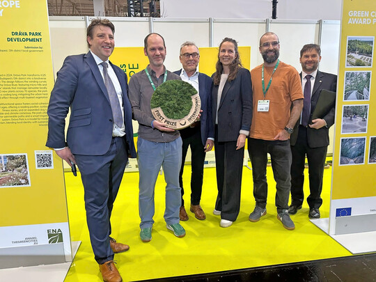 Glückliche Gesichter bei der Verleihung des Green Cities Awards: Tim Van Hulle (v. l.) überreicht als Präsident der European Nurserystock Association (ENA) die Auszeichnung an Jeroen Pasmans von der Stadt Antwerpen. Mit im Bild sind Willy De Decker, Mieke Nagels, Kristof Van Hoomissen und Mateusz Milczynski.