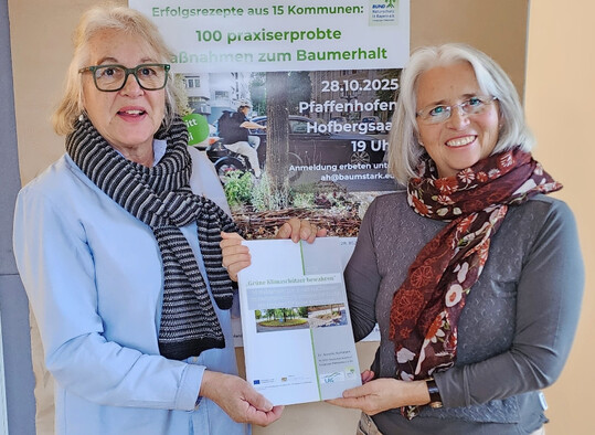 Annette Hartmann (r.) übergab die Studie an Christine Janicher-Buska, Bund Naturschutz- Kreisgruppe Pfaffenhofen